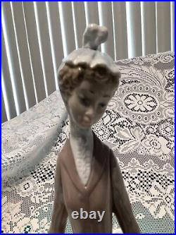 Vintage Lladro Woman With Dog # 4761 withbox Mint Fast Shipper